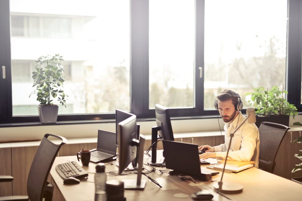 man achter bureau