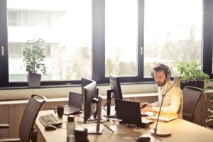 man achter bureau